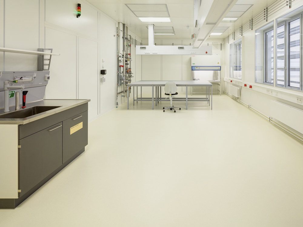 nora systems unterstützt bei der Labor-Planung und Ausschreibung für Labore in puncto Boden
