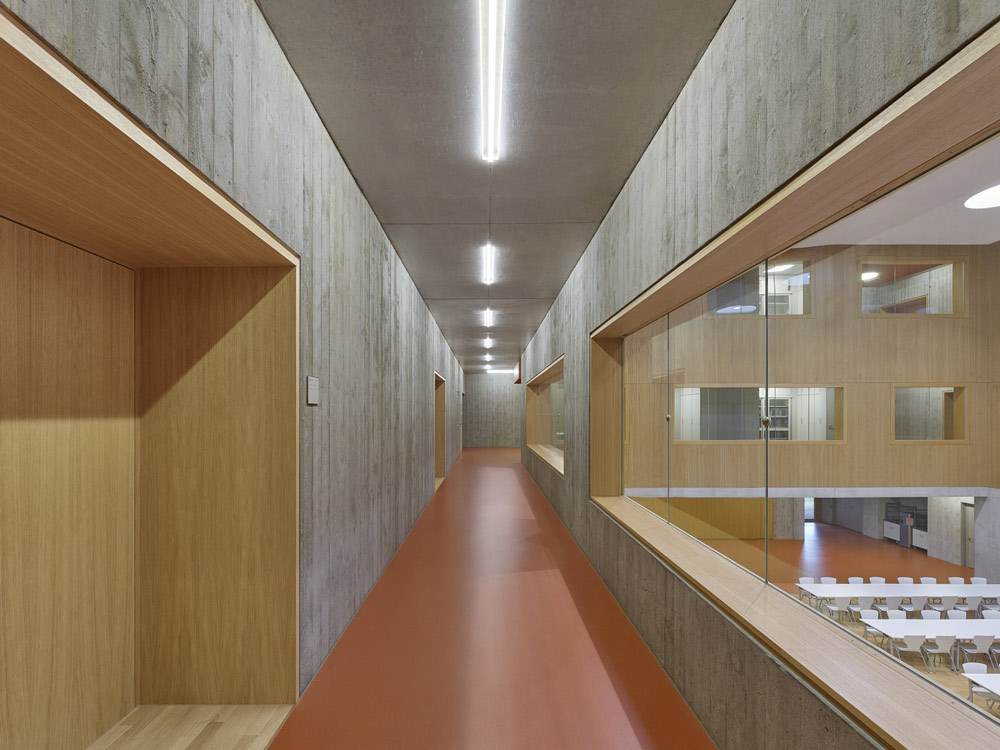 Lycée Firstwald, Kusterdingen (Allemagne): Au cœur de l’école se trouve la salle de l'atrium avec un sol en caoutchouc 