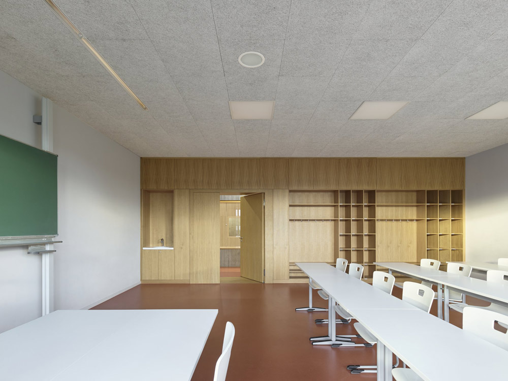Firstwald school, Kunsterdingen (Germany): the subtle terracotta shade of the rubber floor completes the material concept