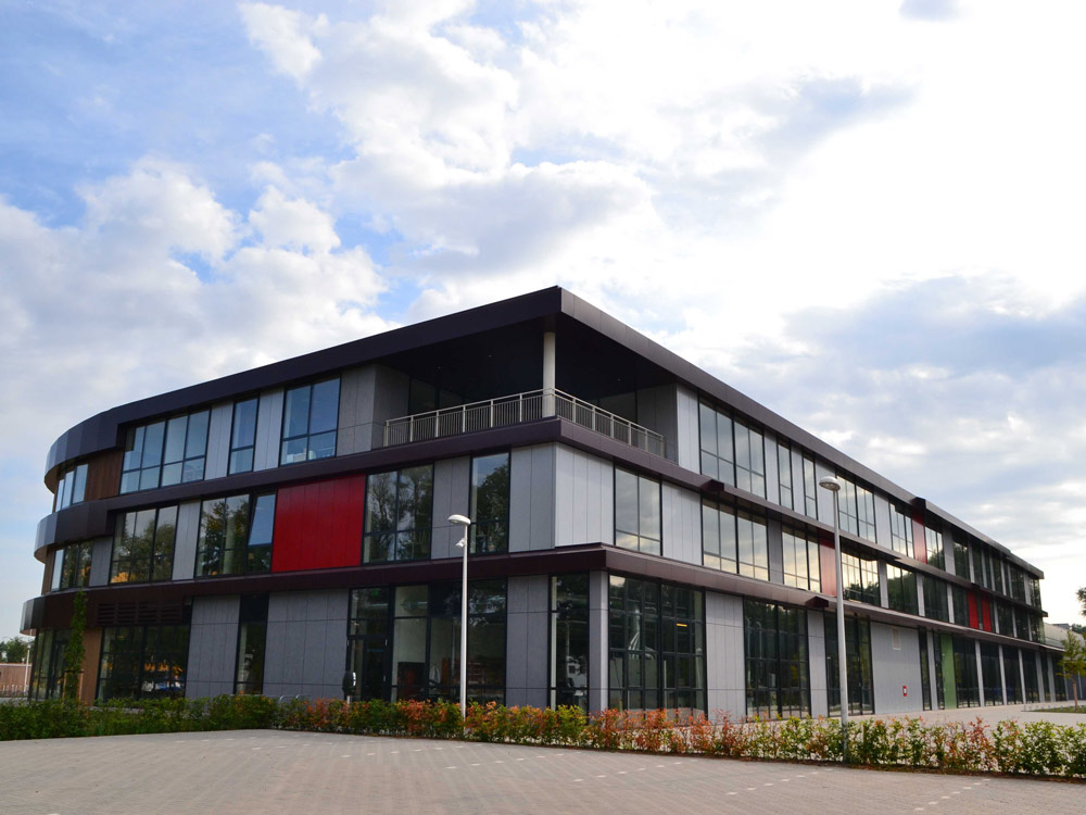 Gebäude des C. T. Stork Colleges, Hengelo: industrieller Charakter mit geraden Linien