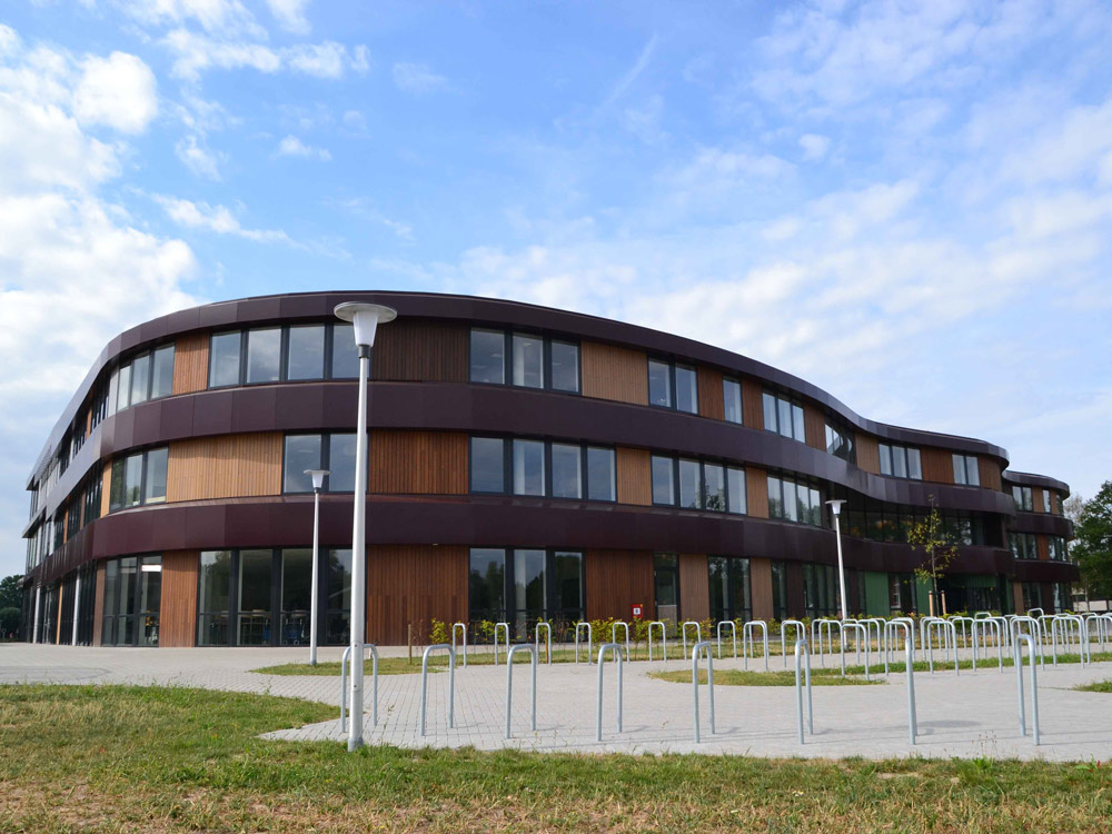 Gebäude des C. T. Stork Colleges, Hengelo: weiche und wellige Formen 