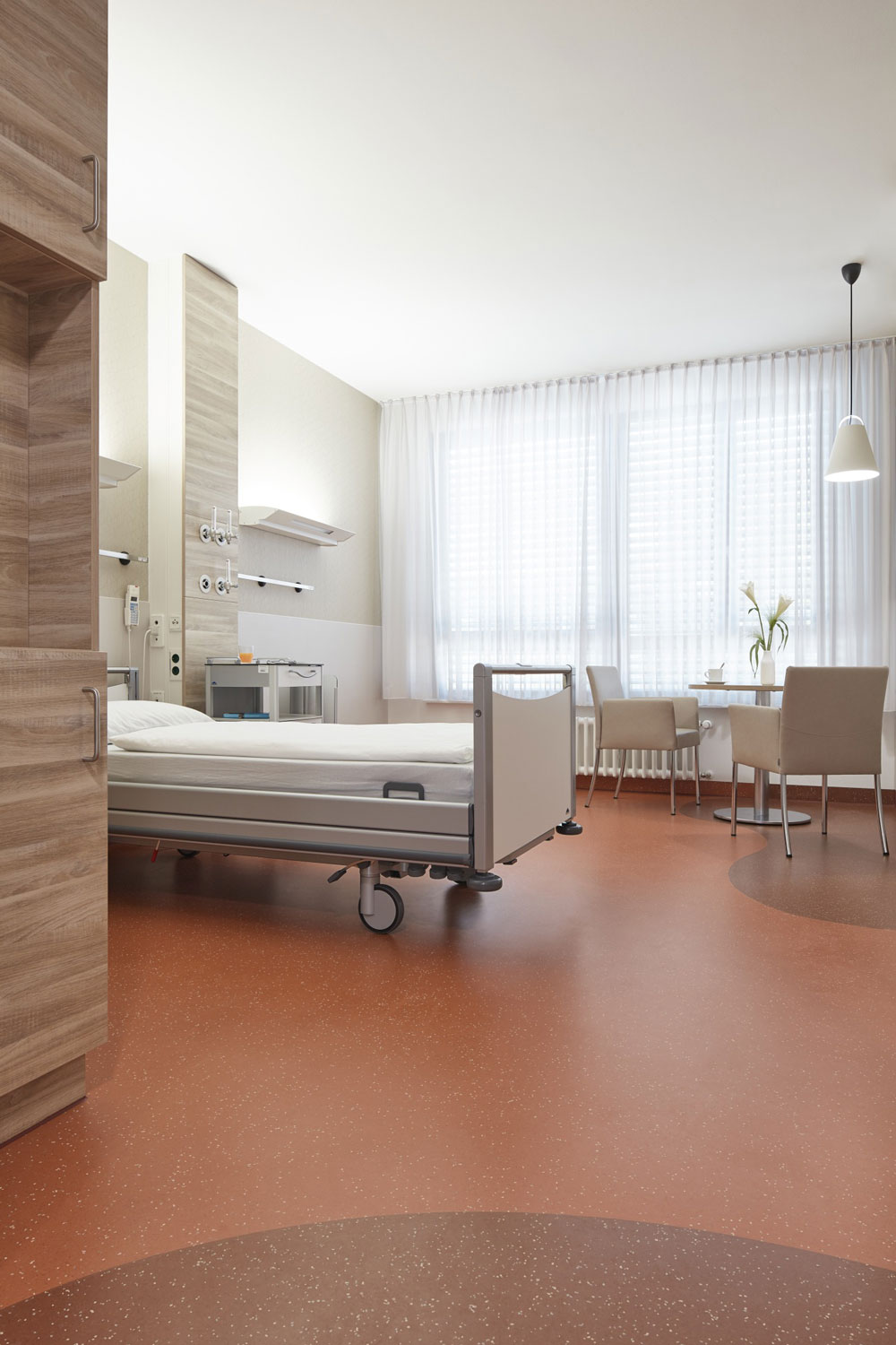 Healing Environment: Patientenzimmer in Klinik, Konzept: Sylvia Leydecker, Boden: noraplan signa