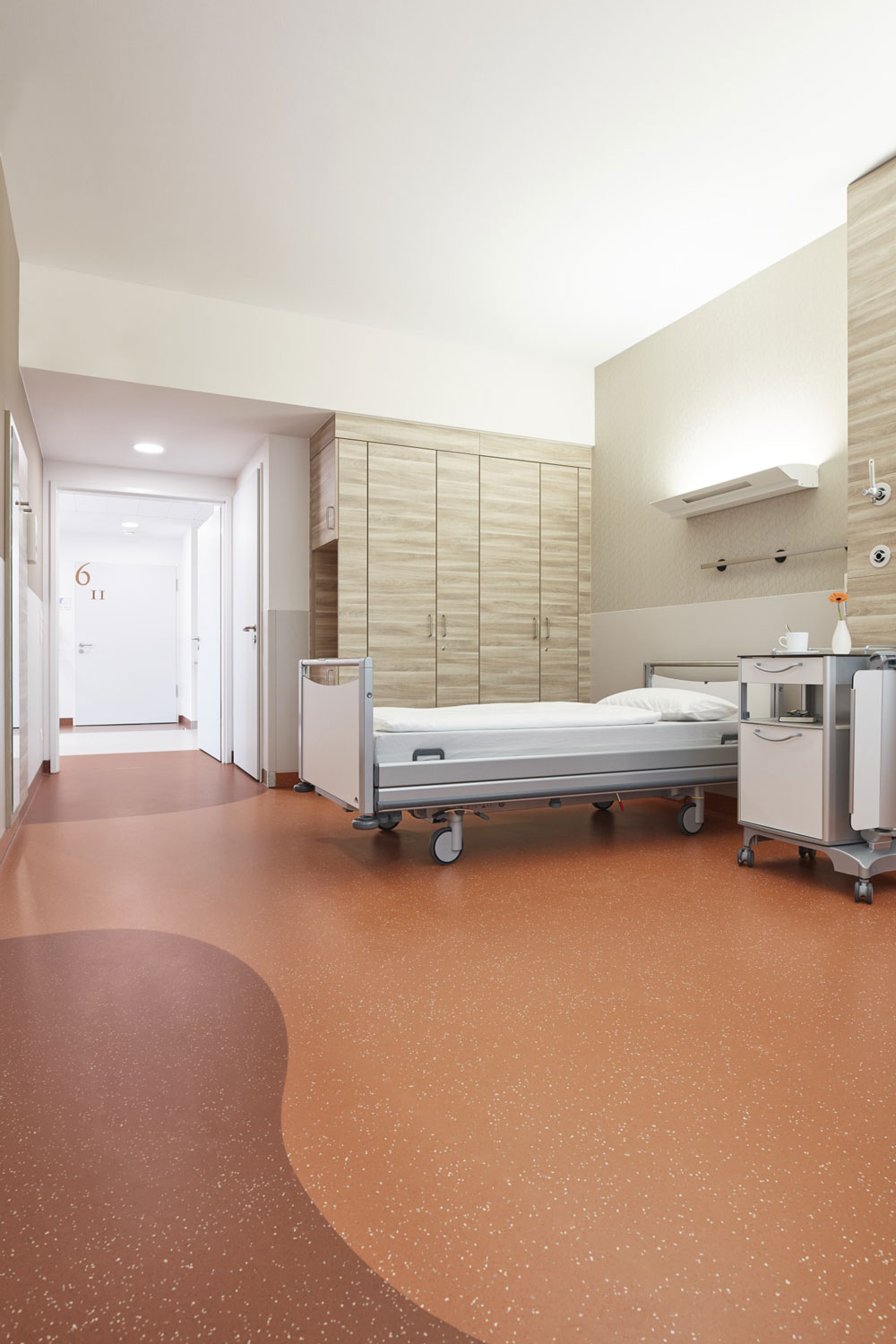 Patientenzimmer Wahlleistungbereich Klinik mit noraplan Bodenbelag