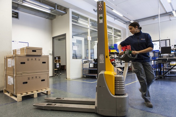 Boden, der Handhubwagen und anderen Flurförderfahrzeugen stand hält: norament grano, im Einsatz bei der Schleuniger AG, Thun