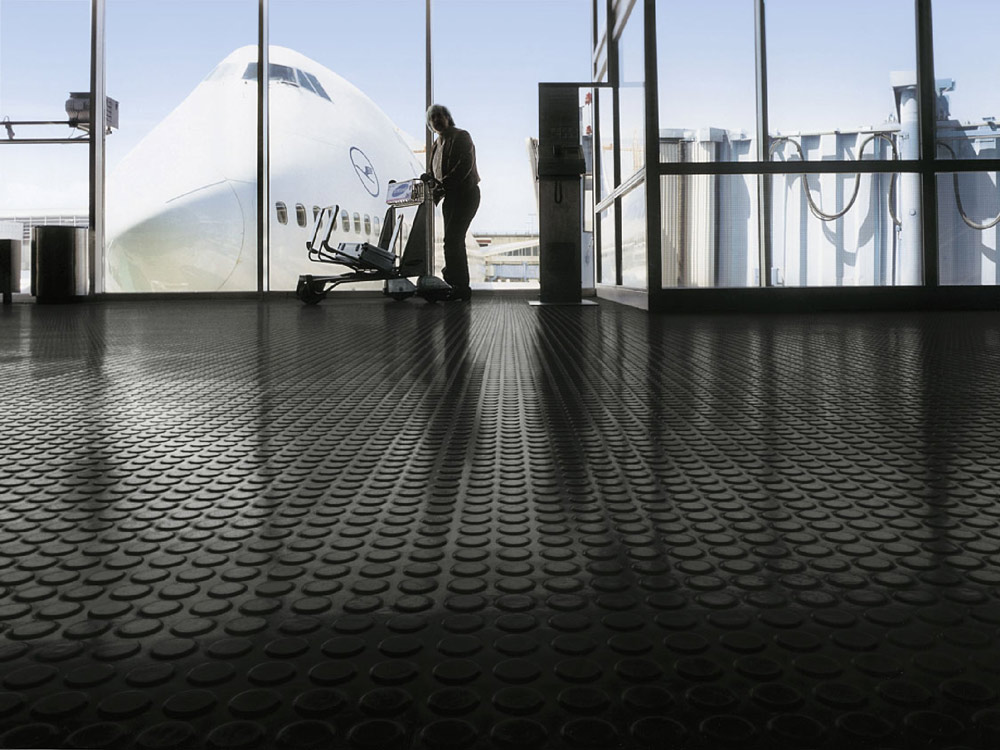 Schwarzer nora Noppenboden im Flughafen Frankfurt