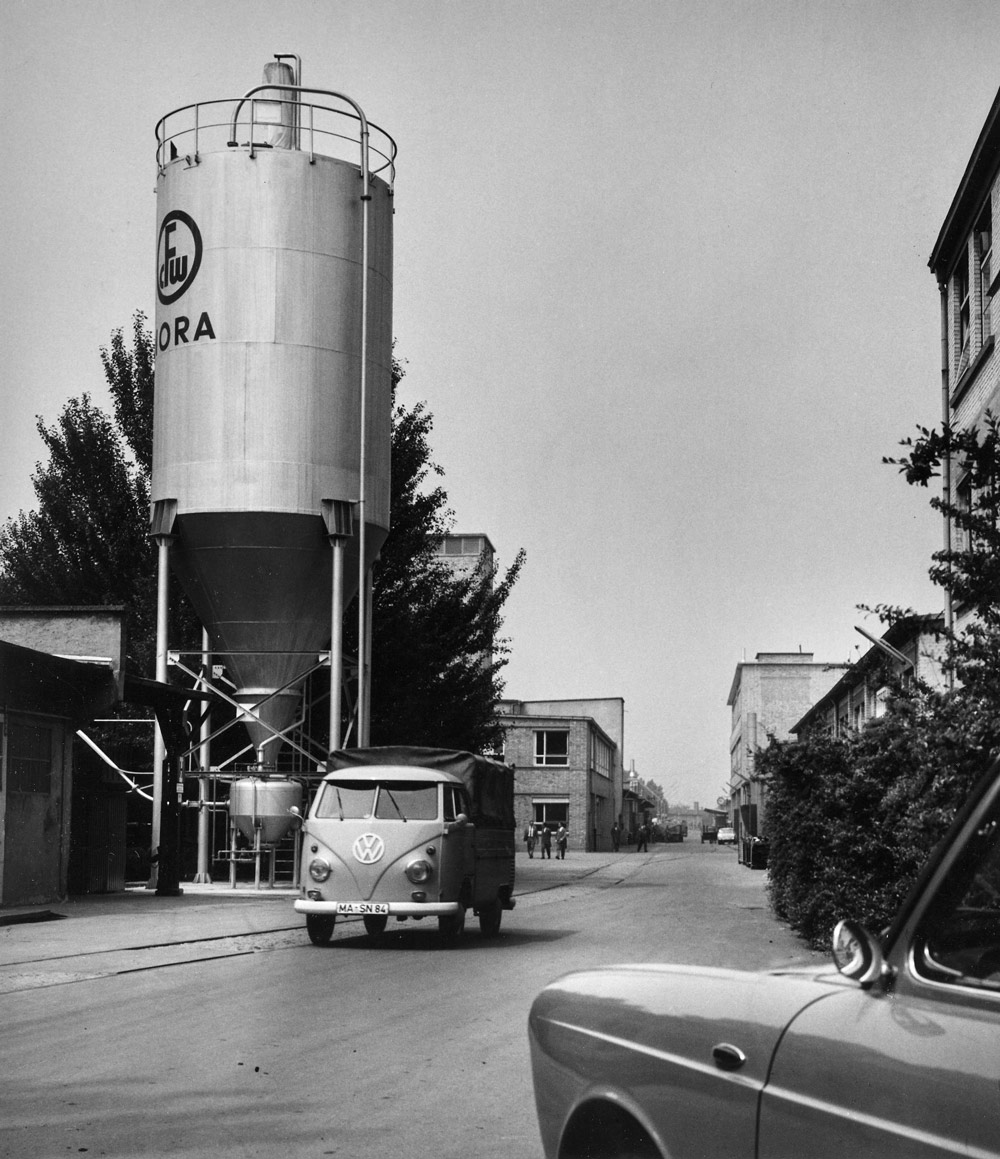 Historisches Foto: Silo im nora Werk, Weinheim