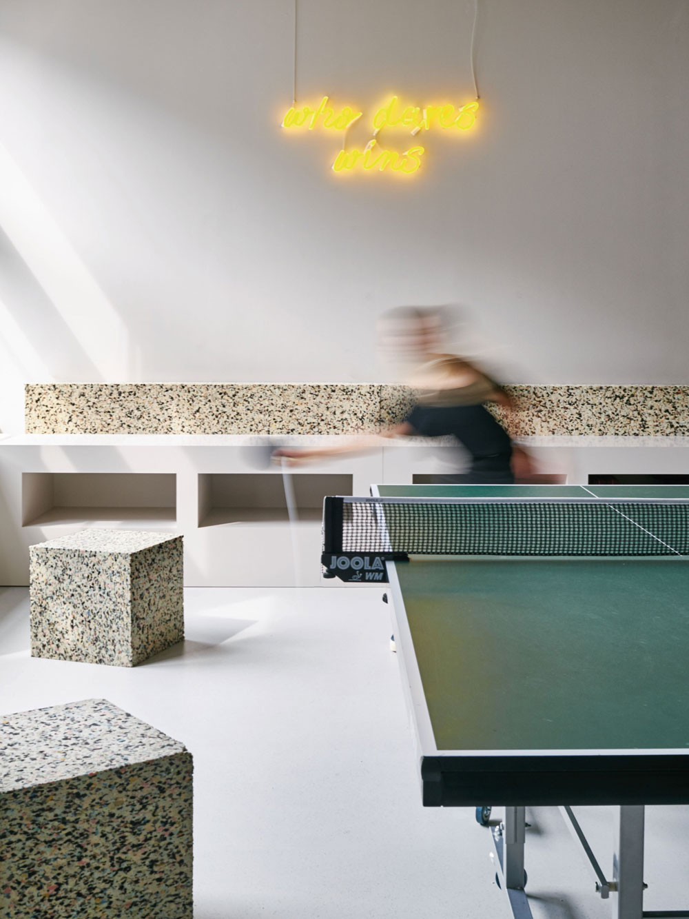 Tischtennisplatte und flexible Sitzgelegenheiten für ein offenes und kreatives Arbeitsumfeld
