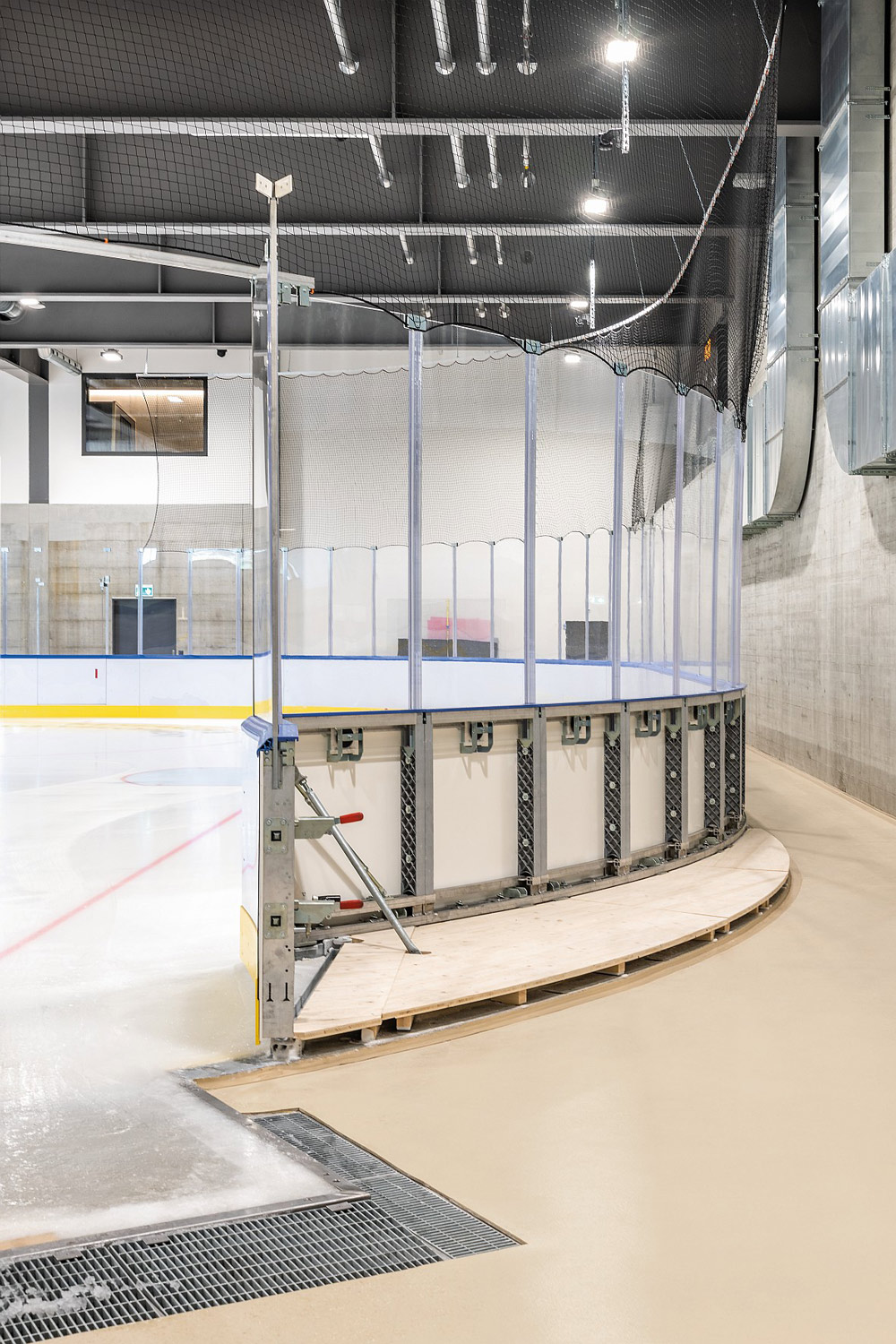 OYM Eishalle, Übergang von Eisfläche zum schlittschuhbeständigen Boden norament 992