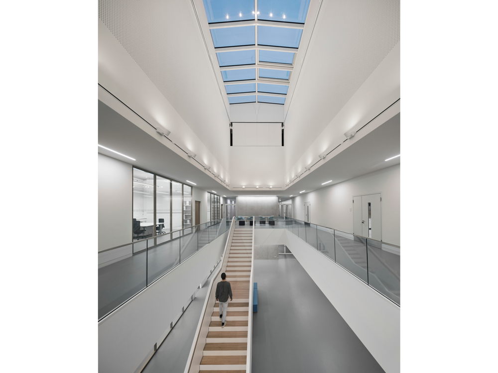 Kommunikationsförderndes Atrium im Forschungs-Neubau SupraFAB, Berlin