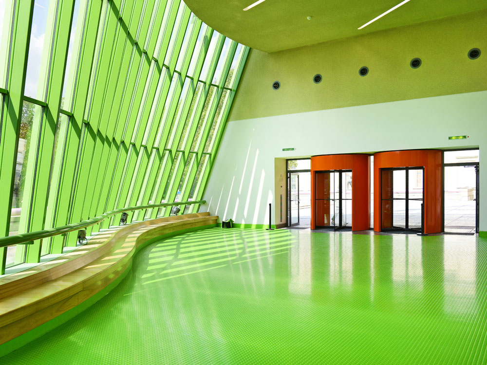 In der Staatsgalerie Stuttgart liegt die grüne nora Noppe designed von Sir Norman Foster