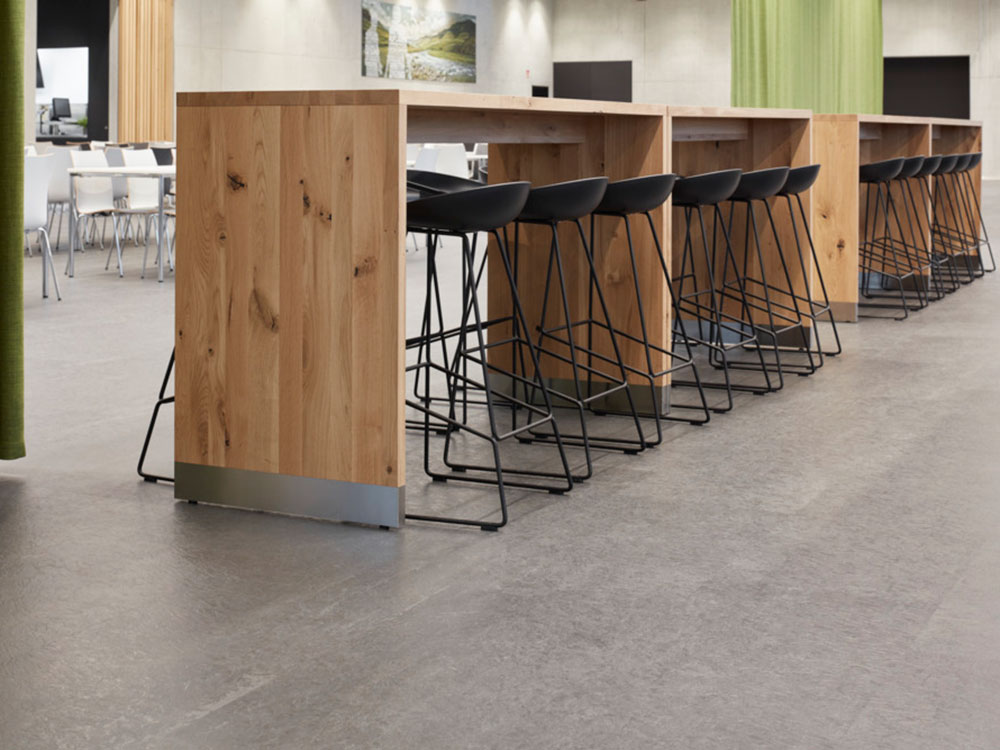 Elegant grey floor covering for the BMW canteen