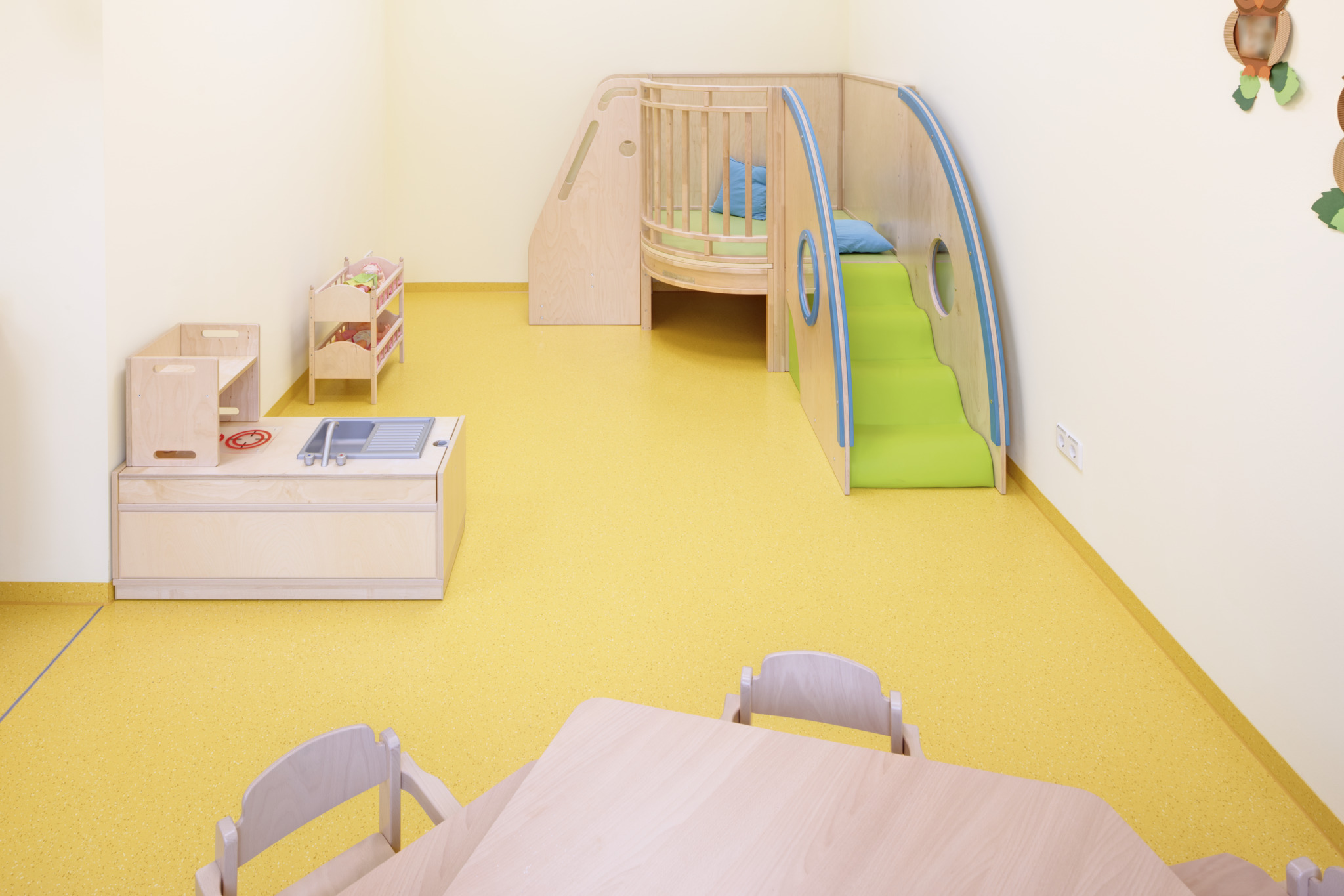 El color amarillo de norament 926 grano garantiza un entorno de juegos amigable en el jardín de niños