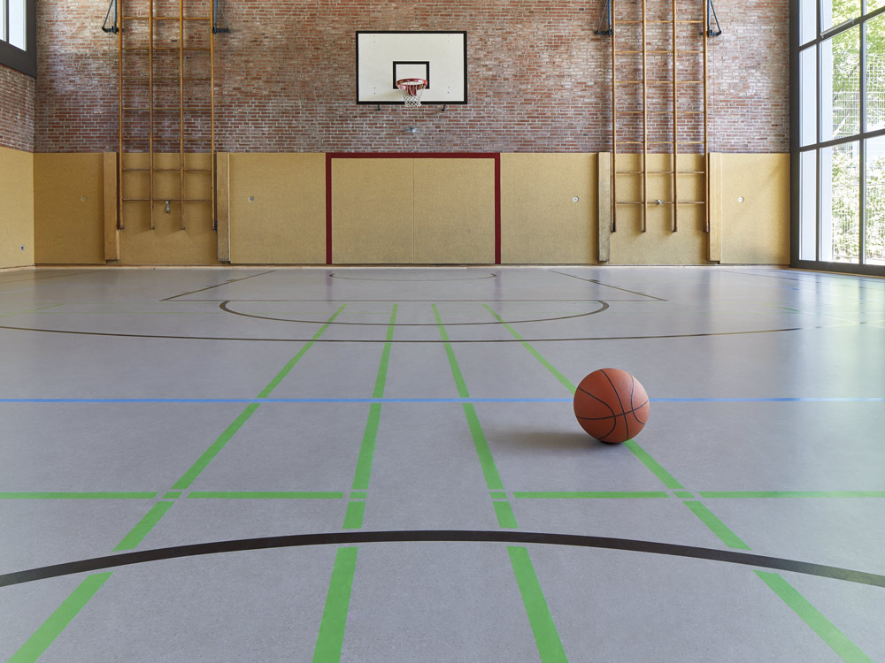 The robust nora floor coverings for heavy-duty use in the sports hall.