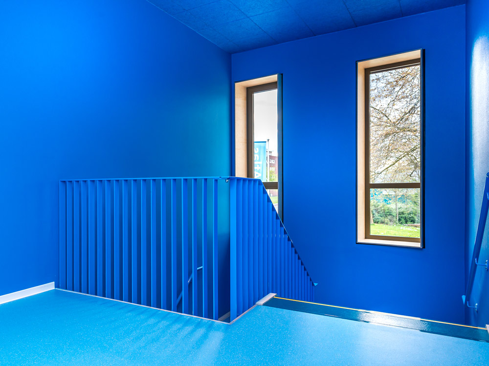 Farbkonzept für Treppenhaus mit blauen Fußboden