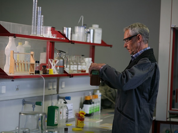 20_Gen_Chemikalien_und_Medienbestaendigkeit_1000x750