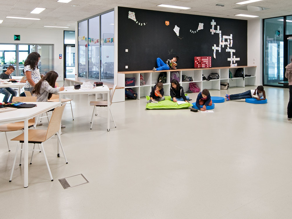 bâtiment scolaire avec un concept innovant de salles : Places de marché, salles de formation et classes libres réunissent les conditions optimales à un enseignement innovant.
