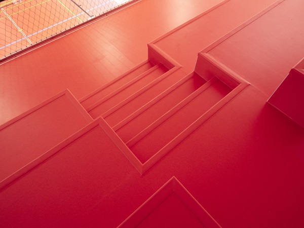 Mehrzweckhalle / Sporthalle: Tribünenboden, Treppe und Sitzstufen aus noraplan Bodenbelag