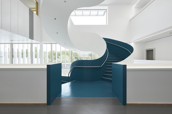 Zugang zu einer gewendelten Treppe in weiß - blau