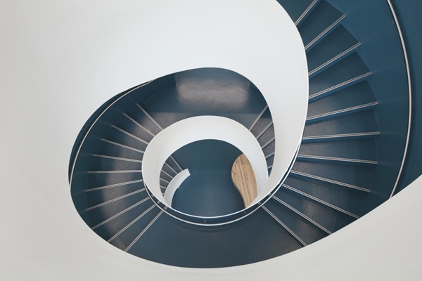 gewendelte Treppe aus der Vogelperspektive - wie eine Skultpur