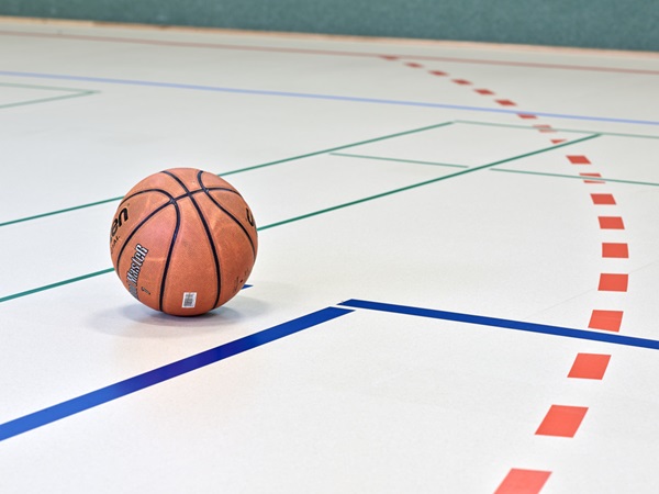 Ball auf Turnhallenboden noraplan sentica Sportboden nach EN 14904