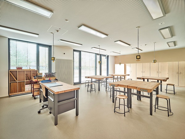 Natürliche Materialien wie Holz und nora Kautschukboden für Schulen