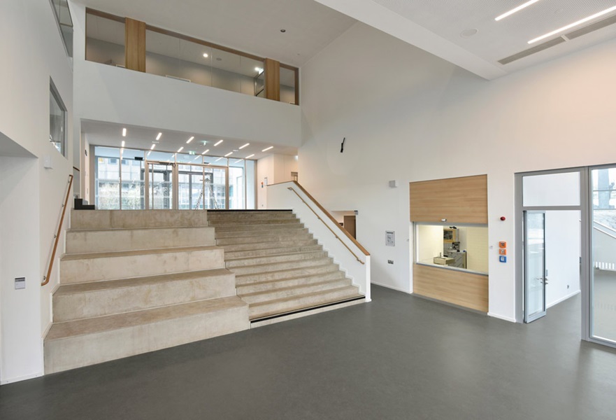 Schulneubau Materialmix mit noraplan unita Bodenbelag