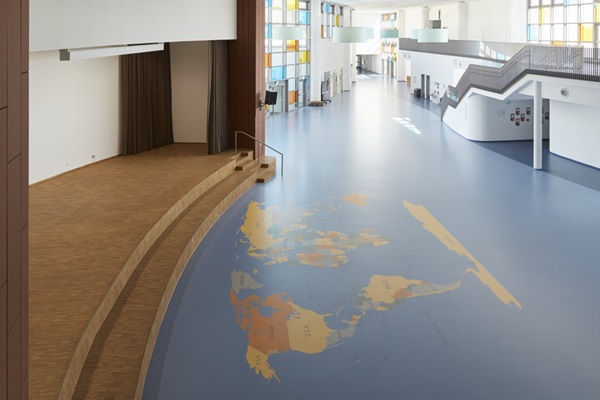 Weltkarte als Intarsien in den Fußboden integriert: US Elementary School Vogelweh
