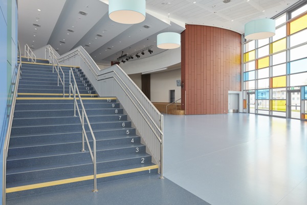 Treppenstufen mit Nummern (als Intarsie ab Werk so geliefert), die Stufenkanten der Treppe sind mit Signalstreifen und Alukante versehen