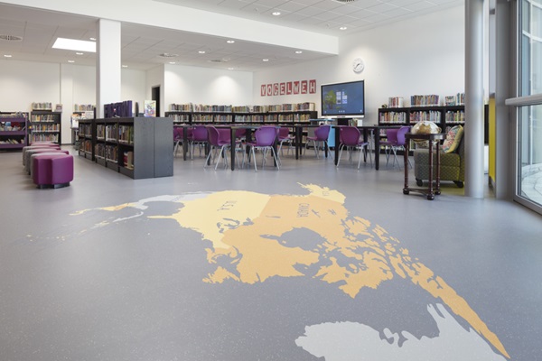 Planung Schule: Gemeinschaftsbereich als multifunktionale Fläche mit Raumintarsie