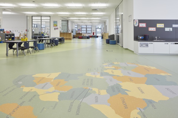 Schule: Multifunktionsraum, mit mobilen Trennwänden lassen sich Lernstudios beliebig nutzen, im Vordergrund: Landkarte im Fußboden