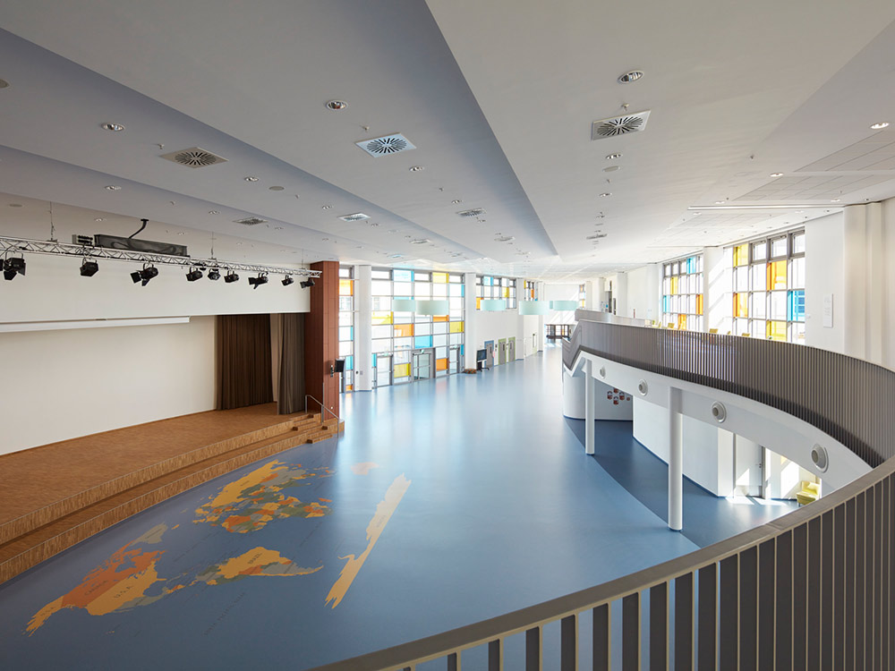 Schulbau, Fußbodenkonzept mit Intarsien: Erdkarte im Gemeinschaftsbereich