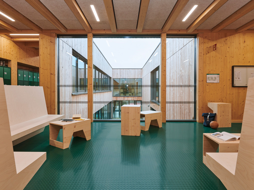 Tafelgrüner Noppenboden und viel Holz prägen die Räume der IGS Rinteln