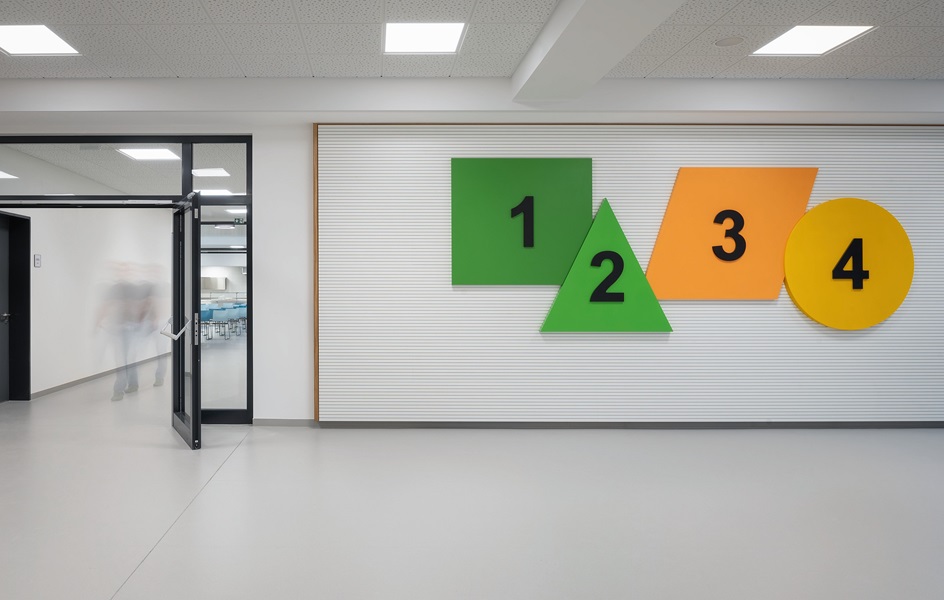 Signaletik in Grundschule, Farben und Symbole für die Klassenstufen