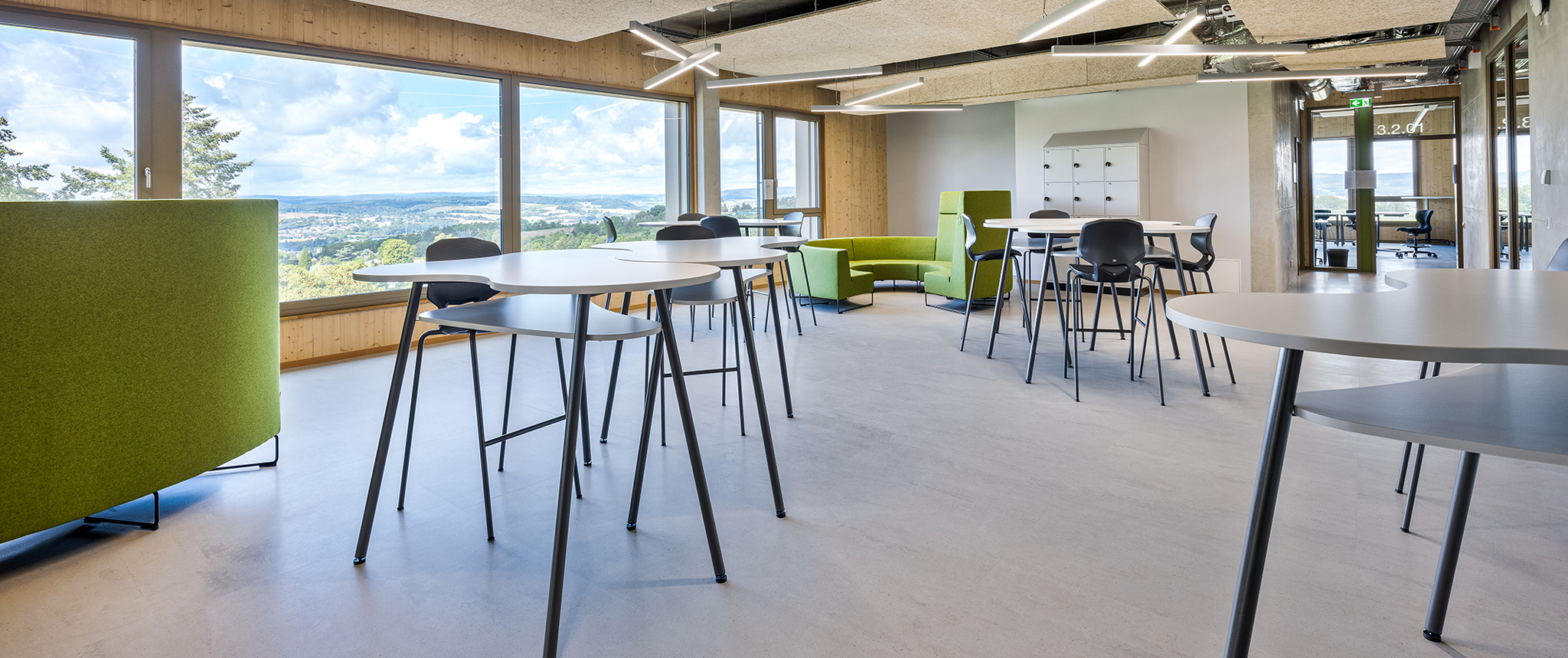 Schulneubau: Aufenthaltsbereich mit Panorama - THS Wetzlar