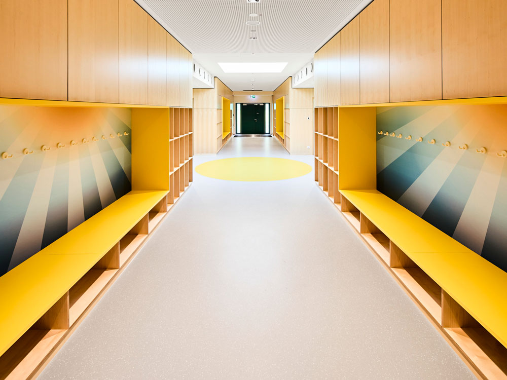 Architektur Grundschule, Farb- und Themenbereich Luft, aufgenommen im Fußbodenkonzept, in Wand und Möblierung
