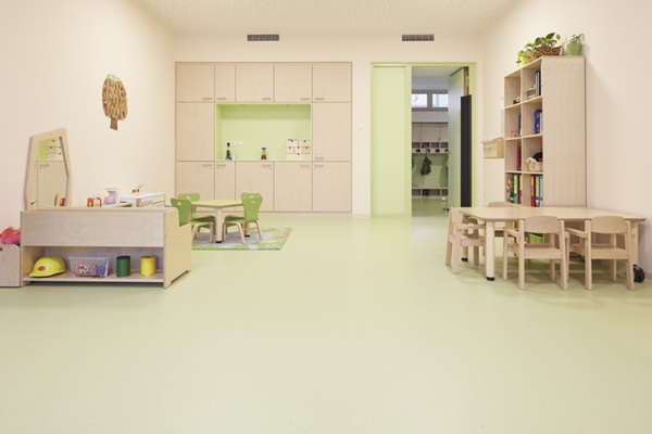 naturnahes Konzept Kinderkrippe mit zart grünem Bodenbelag noraplan signa