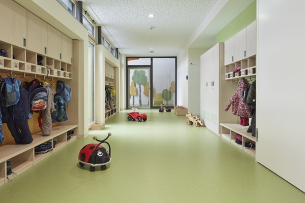 Garderobe Kita mit grünem Kautschukboden