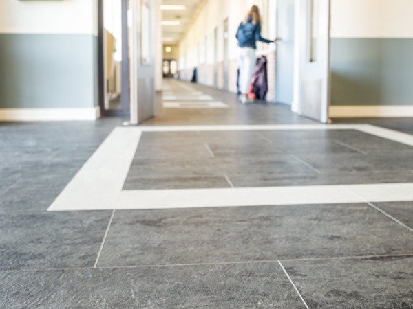 flooring with excellent non-slip properities (R10) for school: norament arago