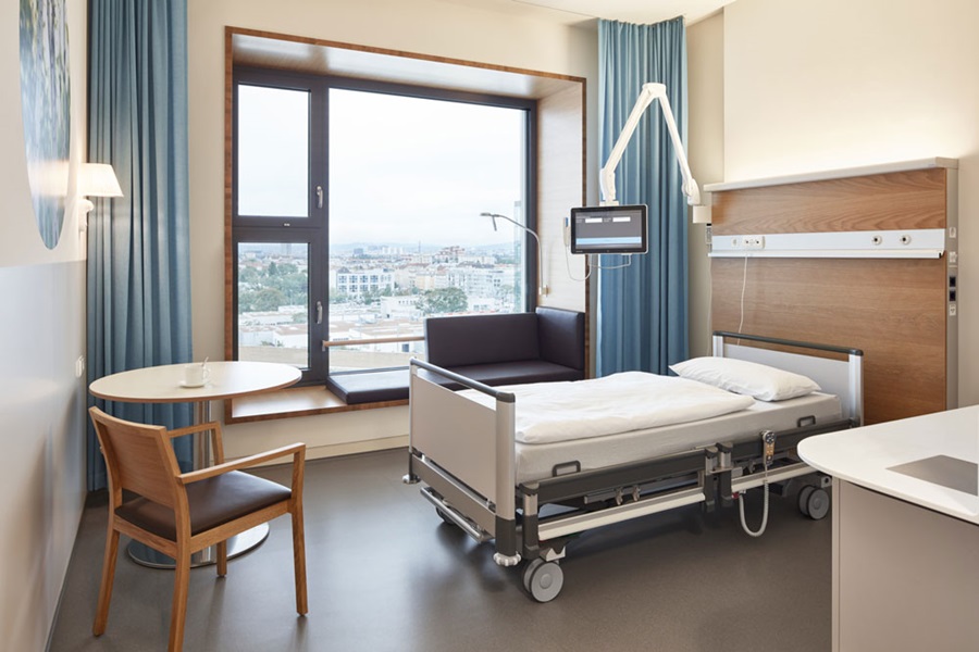 Patientenzimmer, Krankenzimmer, wohnliche Optik durch natürliche Materialien, mit nora Kautschuk-Bodenbelag