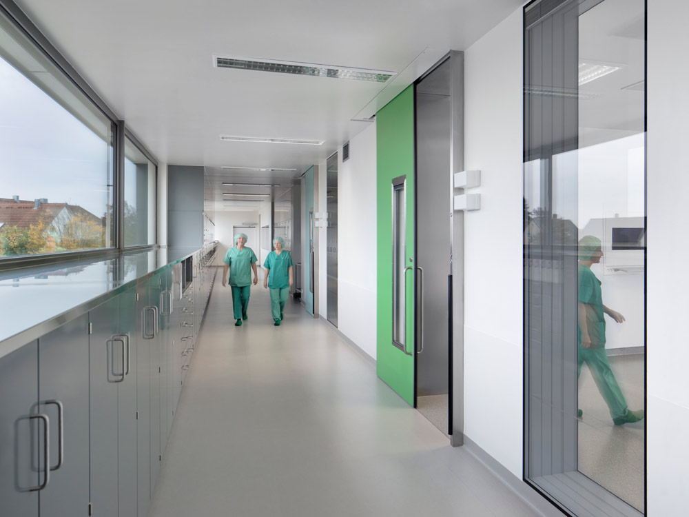 Blick ins Freie, Leitmotiv Natur: Neubau Krankenhaus Aichach mit Bodenbelag noraplan sentica