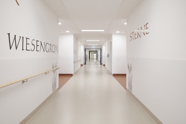 Healing Environment als ganzheitliches Konzept: Wahlleistungsstation im Kreiskrankenhaus Bergstraße mit nora Böden