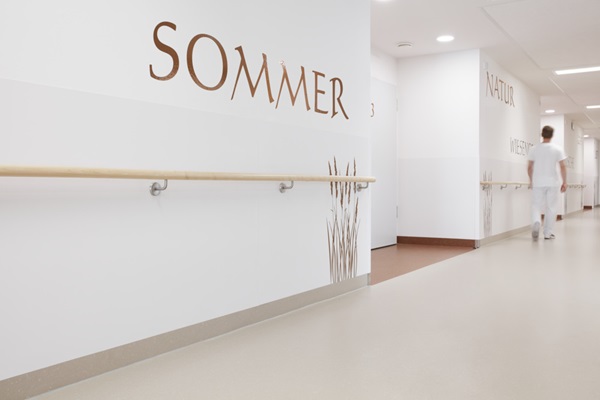In den Fluren und der Lounge des Kreiskrankenhauses Heppenheim bilded der Bodenbelag noraplan signa in einem dezenten Hellgrau eine geschmackvolle ERgänzung zum weißen Wandanstrich