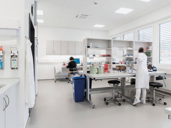 Ergonomische Arbeitsplatzgestaltung: Elastischer Boden im Labor entlastet bei langem Stehen