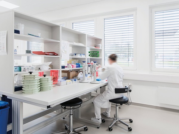 Laborplanung: Bodenbelag in heller, neutraler Farbe verhindert Spiegelungen und Farbverfälschungen