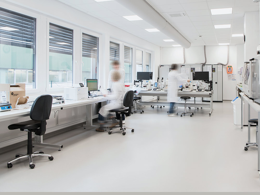 Medizinisches Labor mit Boden aus Kautschuk: dauerhaft elektrostatisch ableitfähig, hervorragende Hygiene und einfache Reinigung