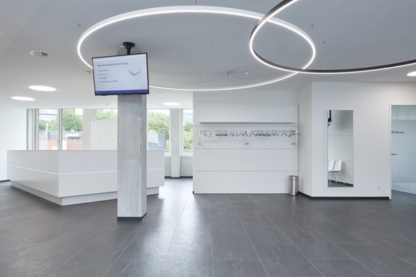 Empfang Arztpraxis mit elastischen Kautschuk-Fliesen norament 926 arago