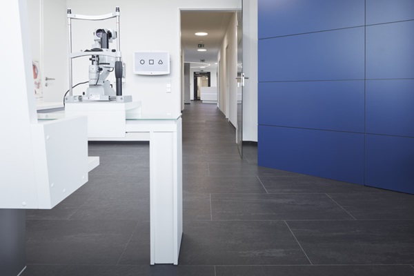 Stilvoller Boden in Arztpraxis: norament 926 arago