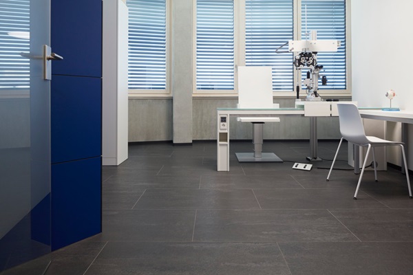 Kautschuk-Bodenbelag in Arztpraxis: angefaste Kanten betonen den Fliesencharakter