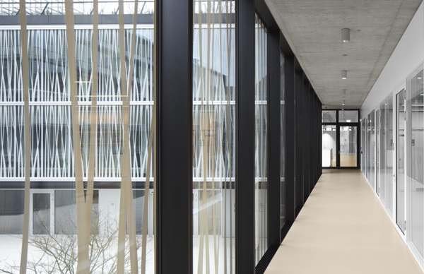 BIMSB: Die Glasfassade mit organisch anmutender Bedruckung erinnert an Pflanzenranken oder DNA-Stränge