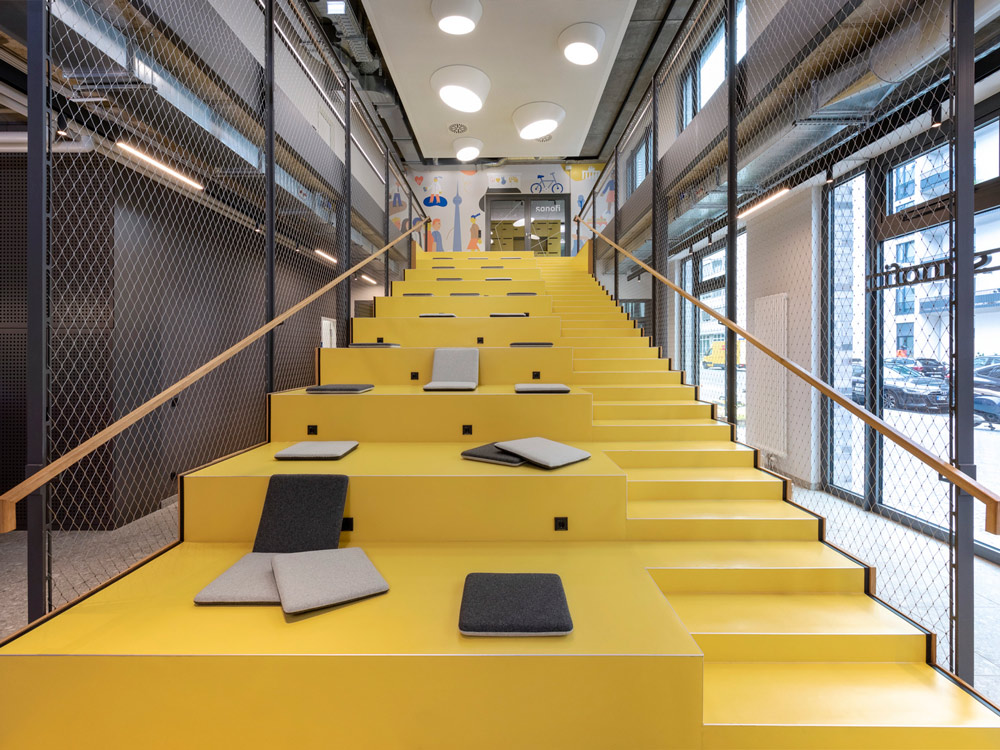 Treppe mit Sitzmöglichkeit mit gelbem noraplan uni Belag